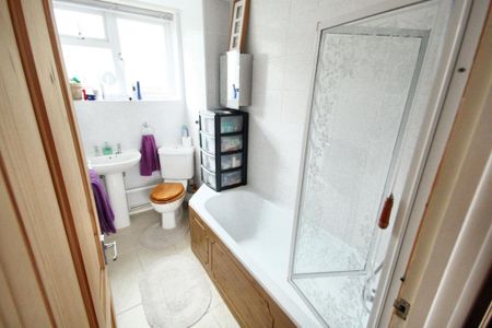 2 bedroom flat to rent - Photo 2