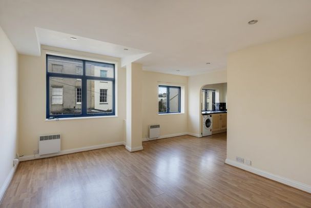 2 Bed Flat - Photo 1