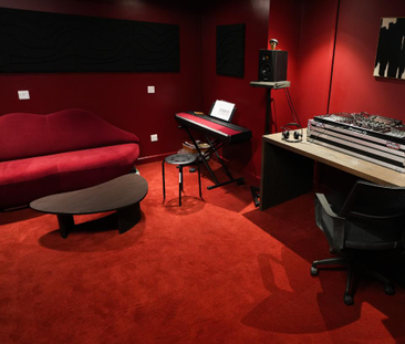 Studio - Photo 6