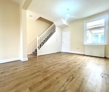 3 Bedroom House - Terraced To Let - Photo 3
