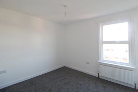 To Rent Queens Road, Chatham, Chatham, ME5 £1,200 pcm - Photo 4