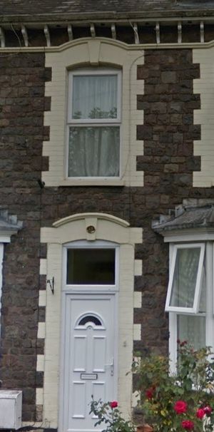 Great house central location - Photo 1