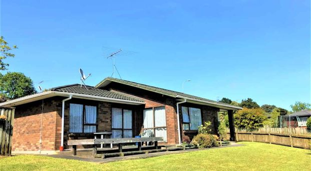 Lovely 3 bedroom home with internal access garage - Photo 1