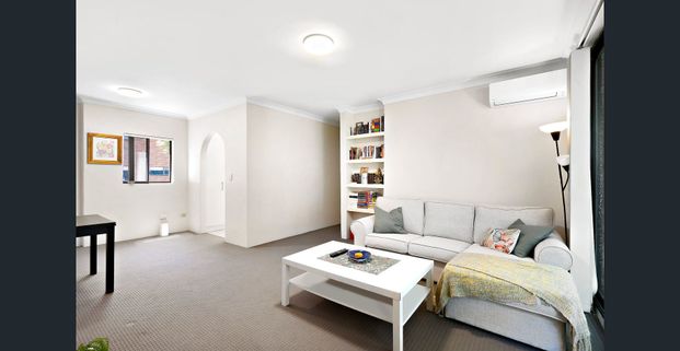 2 BEDROOM GEM IN THE HEART OF PARRAMATTA! GREAT VALUE! - Photo 1