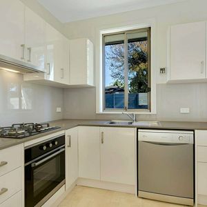 Three/Four Bedroom Family Home - $1150 per week - Photo 2