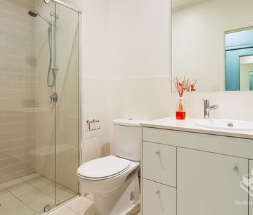 2 BEDROOM TOP FLOOR APARTMENT 50M TO WESTFIELD - Photo 3
