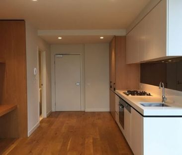 South Yarra Apartment | Panoramic Views & Luxury Living - Photo 4