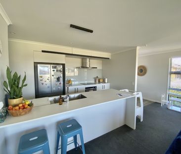 Modern Living in Sought After Neighbourhood - Photo 2