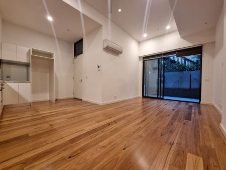 Prime Location and Stylish Design&colon; Contemporary 1-Bedroom Apartment with Transport Convenience - Photo 2