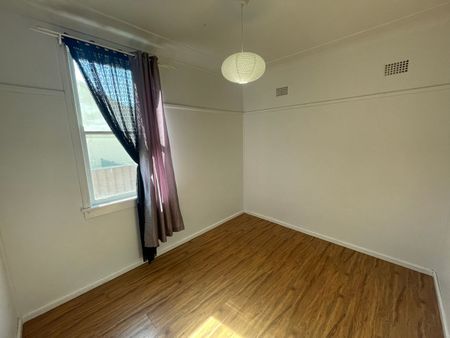 Three Bedroom Family Home - Photo 2