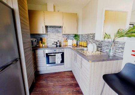 Two Bed Flat - Photo 4
