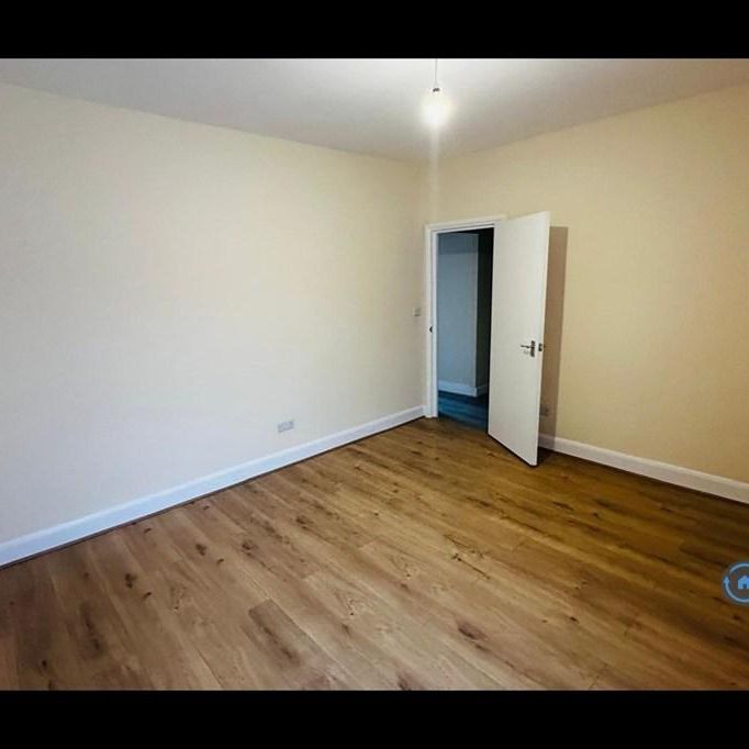 1 bedroom in a flat share to rent - Photo 2