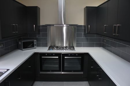 Room in a Shared House, Fairbank Avenue, M14 - Photo 4