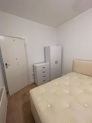 Room in a Shared House, Beehive Lane, IG1 - Photo 4