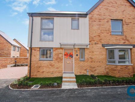 Brand new three bedroom house in the Berwick Green Development with solar panels! - Photo 2