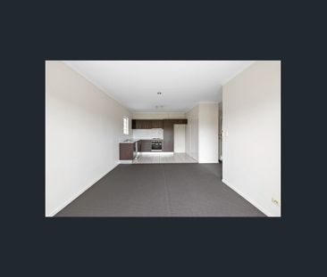 Bright Top-Floor Apartment in a Quiet, Convenient Location - Photo 1