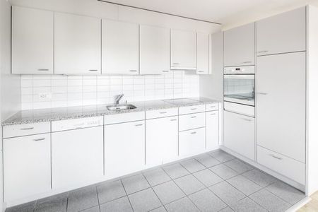 Living close to the center and the station guarantees - Photo 5