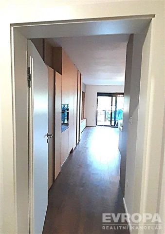 Pronájem bytu 1+kk, Spojovací, Praha Vysočany - Photo 3