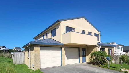 Spacious 5-Bedroom Home with Stunning Ocean Views – 17 Jordan Street, Island Bay - Photo 2