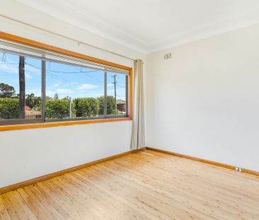 WELL MAINTAINED IN FANTASTIC LOCATION. - Photo 1