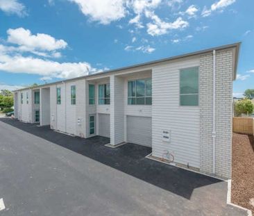 Spacious and sunny, executive, two bedroom apartments. - Photo 5