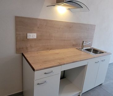 SAINT SATURNIN LES AVIGNON - APPARTEMENT DE 36 M² AVEC TERRASSE (au 1er étage) EN DUPLEX A LOUER - Photo 2