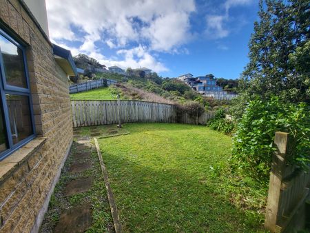 Spacious 5-Bedroom Home with Stunning Ocean Views – 17 Jordan Street, Island Bay - Photo 5