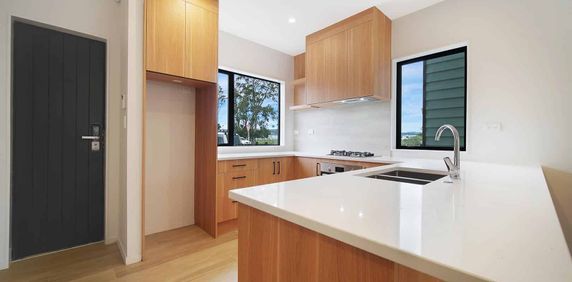 Stunning Four Bedroom Townhouse - Photo 2