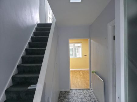 6 bedroom semi-detached house to rent - Photo 3