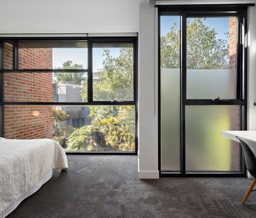 Contemporary Dual-Level Living with a Private Courtyard - Photo 5