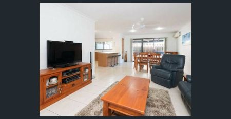 Modern 3 Bedroom Townhouse in the Heart of Varsity Lakes - Photo 4