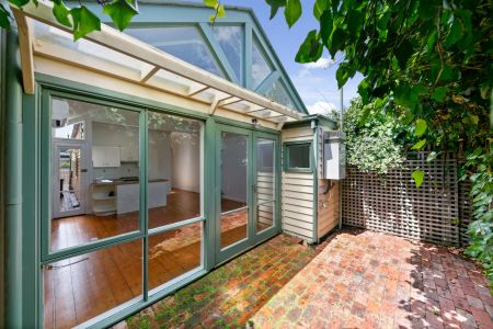 Delightful 2 bedroom Free Standing Victorian in Prahran! - Photo 3