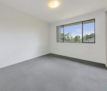 Top floor unit with air-conditioning and gas cooking - Photo 2