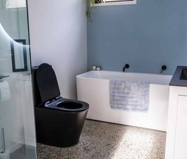 Modern 4BR Te Atatu Gem - AC & Garden! - Photo 4