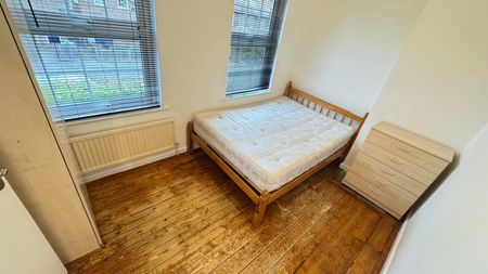 3 Bed Detached House, Rivulet Road, N17 - Photo 4