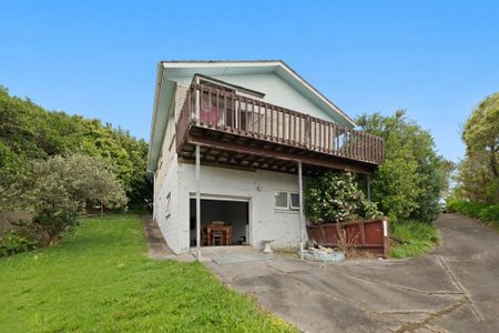Tidy good sized two bedroom unit. - Photo 2