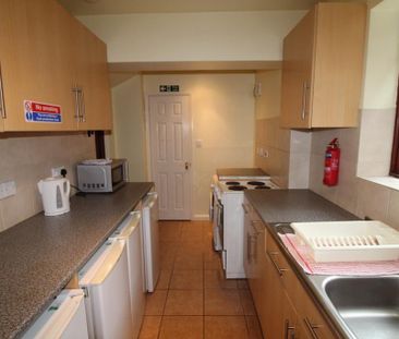 4 bedroom semi-detached house to rent - Photo 2