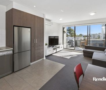 Spacious apartment with study in a leafy setting! - Photo 2