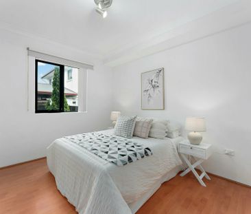 Spacious 3 Bedroom Courtyard Apartment! - Photo 4