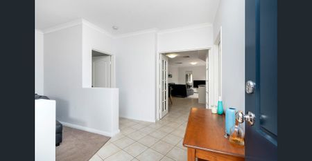 Stunning 3-Bedroom Residence in Karrinyup - Modern Design, Convenient Living! - Photo 3