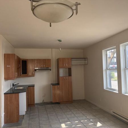 🏠 GRAND 4½ RÉNOVÉ — 2 CHAMBRES FERMÉES — SEPTEMBRE OFFERT - Photo 3