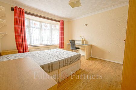 4 bedroom semi-detached house to rent - Photo 4