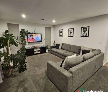 Spacious 4-Bedroom Home in Woodend - Photo 5