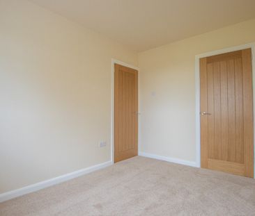 Fully Refurbished Two-Bedroom Semi-Detached House with Large Garden... - Photo 5