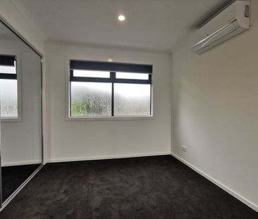 Spacious Family Home in Rowville! - Photo 4