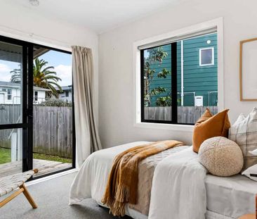 Birkdale 2-Bedroom Home – Relaxing Deck & Backyard - Photo 2