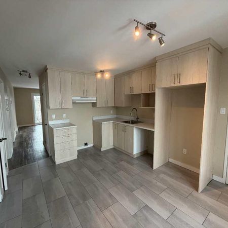 TRÈS BEAU 4 1/2 - LIBRE IMMÉDIATEMENT - RÉNOVÉ - Photo 3