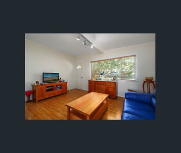 Convenient Location & Beautifully Presented - Photo 2