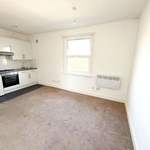 Studio Flat, Bath Street, Brighton - Photo 2