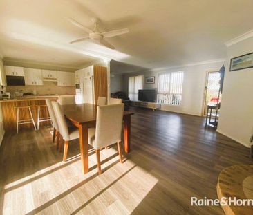 FAMILY HOME WITH SPACIOUS YARD - Photo 3